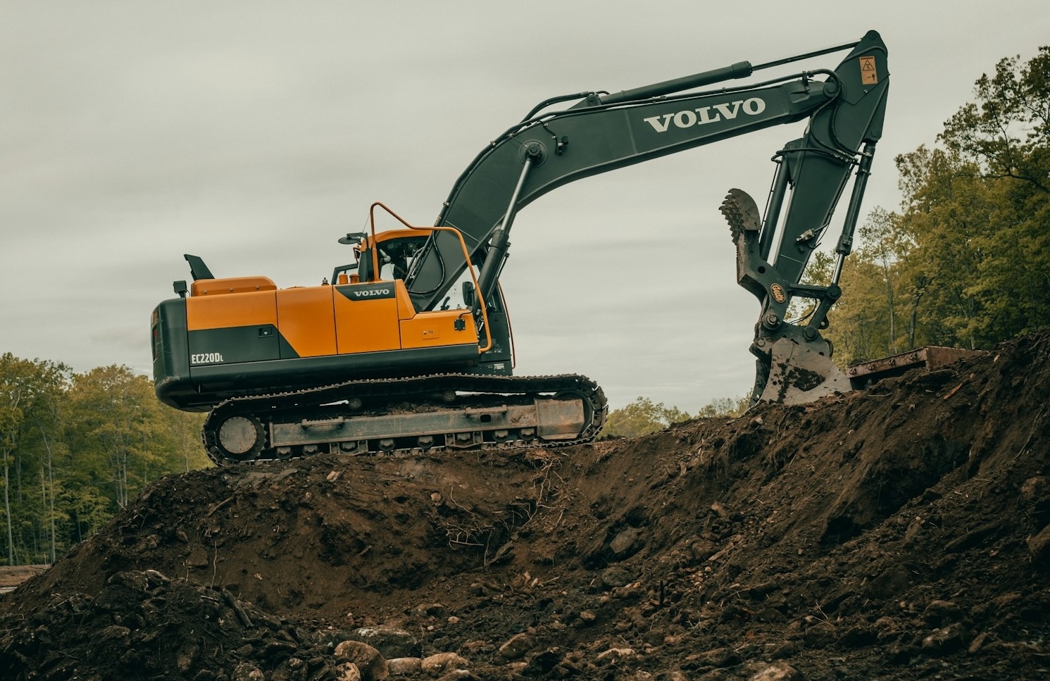 Volvo grävmaskin i arbete